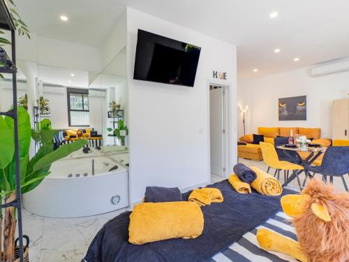 The Juanita Reina's Jacuzzi Apartment