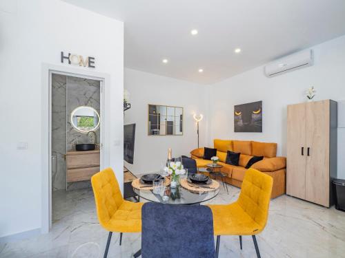 The Juanita Reina's Jacuzzi Apartment