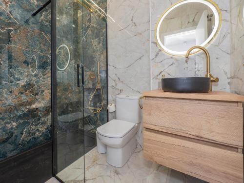 The Juanita Reina's Jacuzzi Apartment