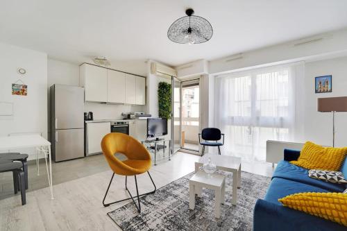 un salon avec un canapé bleu et une cuisine dans l'établissement PANTHEON MOUFETARD - Cosy Apartment, à Paris