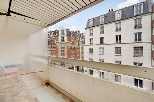 un balcon avec vue sur un immeuble dans l'établissement PANTHEON MOUFETARD - Cosy Apartment, à Paris