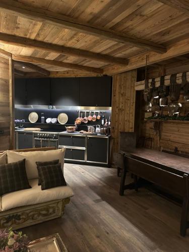 un salon avec un canapé et une cuisine dans l'établissement les 2 ours, à Val dʼIsère
