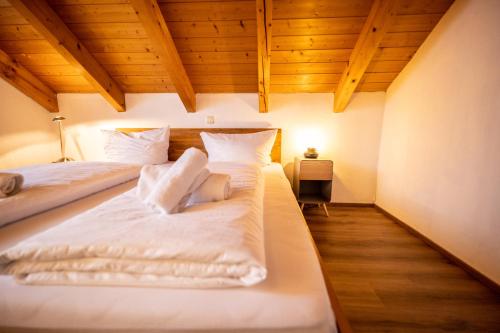 Postel nebo postele na pokoji v ubytování Kuschelige Ferienwohnung mit Balkon & Free Wifi
