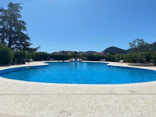 une grande piscine avec de l'eau bleue dans l'établissement Magnifique studio le France, à Mandelieu-la-Napoule