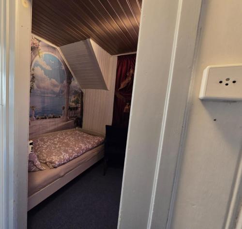 a small bedroom with a bed in a room at Villa de Maître in Bern in Bern