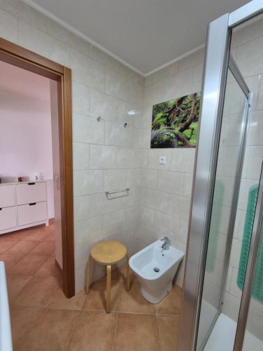 Un baño con inodoro, lavabo y ducha. en A Caminho da Ilha, en Ponta Delgada