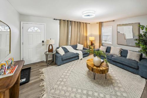 Posezení v ubytování 4BR Near Wheaton College
