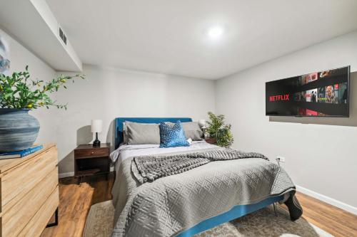 Postel nebo postele na pokoji v ubytování 4BR Near Wheaton College