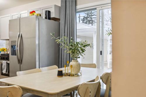 Kuchyň nebo kuchyňský kout v ubytování 4BR Near Wheaton College