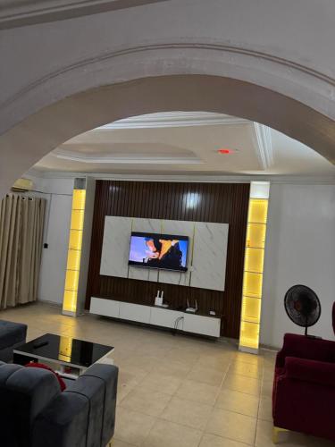 TV a/nebo společenská místnost v ubytování ROSE GARDEN LODGe57