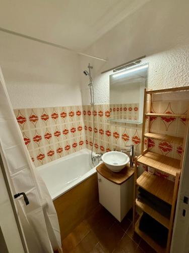 une salle de bain avec une baignoire, un lavabo et une douche dans l'établissement Coquet studio au pied des pistes, à La Colmiane
