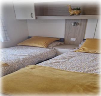 Ένα ή περισσότερα κρεβάτια σε δωμάτιο στο Sea View Caravan - Aber Bay Holiday Park