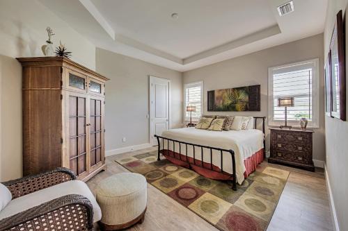 Un dormitorio grande con una cama y un sofá. en Pool Home with Beach Access - Southern Comfort - Roelens, en Fort Myers Beach