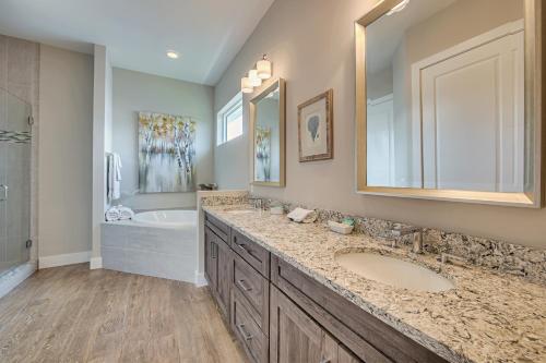 Un baño con dos lavabos, una ducha y una bañera. en Pool Home with Beach Access - Southern Comfort - Roelens, en Fort Myers Beach