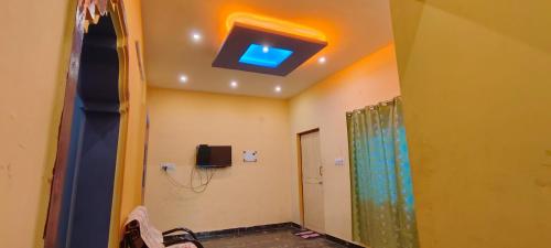 bagno con doccia e luce blu sul soffitto di Saptami Holidays a Kodaikānāl
