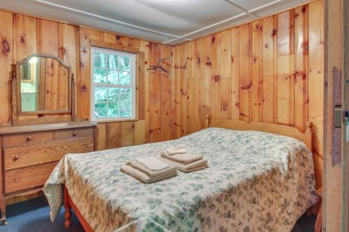 une chambre avec un lit avec des serviettes dessus dans l'établissement Lake Stinson Cottage with Sunroom and Shared Dock!, à Rumney