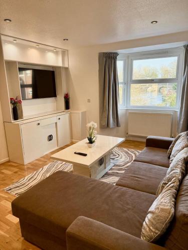 a living room with a couch and a table at Oxford city centre Modern 2-Bed flat in Oxford