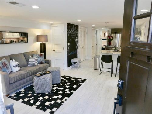a living room with a couch and a kitchen at Stylish & Modern Apt Shaw PKING in Washington, D.C.