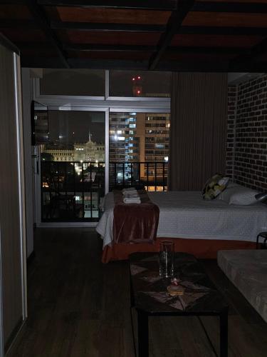 a bedroom with a bed and a view of a city at Apartamento 1108 con la mejor vista del Centro Histórico in Las Victorias