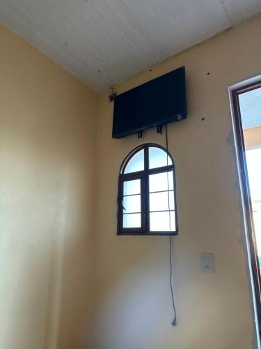 a window in a room with a tv on the wall at Hotel Casa Eduardo Martinez in Santiago Matatlán