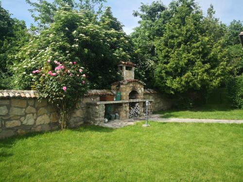 Jardin de l'établissement къща за гости villa Jurta