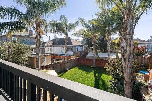 Κήπος έξω από το Beautiful Top Floor Getaway in Beach Town