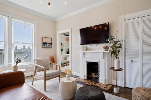 Μια τηλεόραση ή/και κέντρο ψυχαγωγίας στο Beautiful Top Floor Getaway in Beach Town