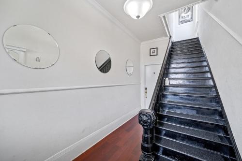 Φωτογραφία από το άλμπουμ του Beautiful Top Floor Getaway in Beach Town σε Alameda