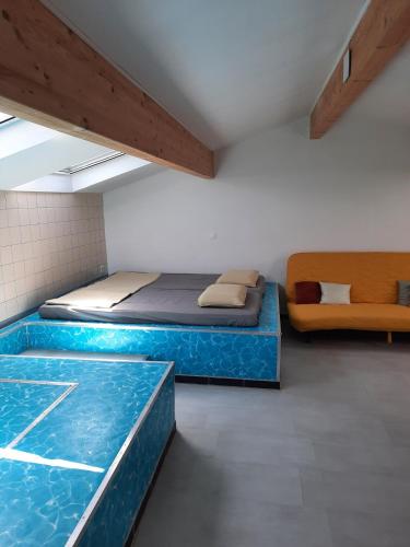 une chambre avec un lit et une piscine dans l'établissement Atypical apartment in Sète, à Sète