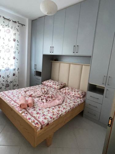 a bedroom with a bed with two pink pigs on it at Sea flavor in Shëngjin