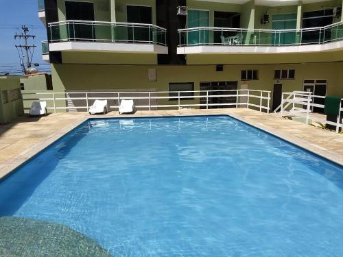 uma grande piscina em frente a um prédio em Apartamento Praia do Forte, Cabo Frio, Frente mar em Cabo Frio