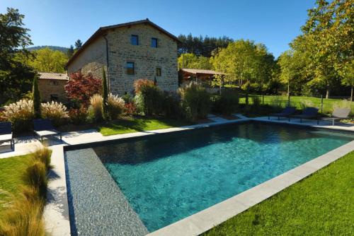 une piscine dans la cour d'une maison dans l'établissement Le Grand Val d'Or - Piscine et Convivialité, à Saint-Prix