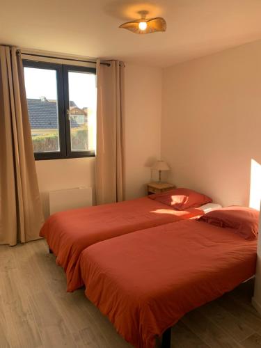 une chambre avec deux lits et une fenêtre dans l'établissement La Résidence des Feutres app3 au RDC, à Gérardmer