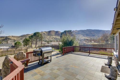 a grill on a patio with a view of the mountains at 6 Mi to Lake Isabella Mountain Mesa Getaway in Mountain Mesa