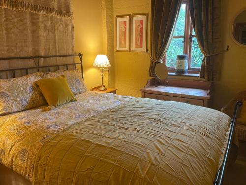 una camera da letto con un letto grande e una finestra di The Old Dairy a Shrewsbury