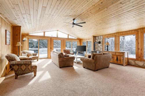 Μια τηλεόραση ή/και κέντρο ψυχαγωγίας στο Crystal Cabin on the Betsie