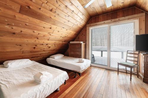 Ένα ή περισσότερα κρεβάτια σε δωμάτιο στο Crystal Cabin on the Betsie
