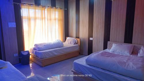 Postel nebo postele na pokoji v ubytování Chaukhamba view Resort