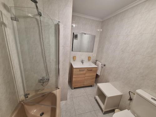 a bathroom with a shower and a sink and a toilet at Alquiler Vacacional PC in Noya