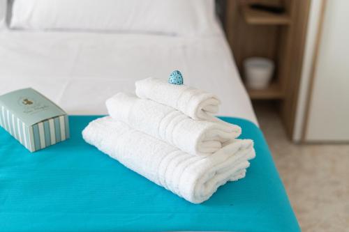 a pile of towels sitting on a bed at B&B Nonna Marisa in Castellammare di Stabia