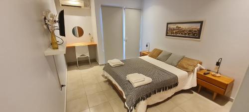 a bedroom with a large bed in a room at Duplex Portugal Tw in Trelew