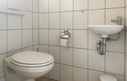 Ένα μπάνιο στο Nice Home In Kilder With Kitchen