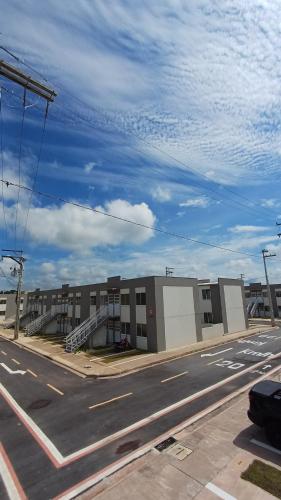 ein leerer Parkplatz vor einem Gebäude in der Unterkunft Vivendas do Rio 1 in Ananindeua