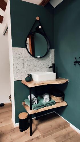 une salle de bain avec un lavabo et un miroir dans l'établissement Loulo 'dge, à Saint-Donan