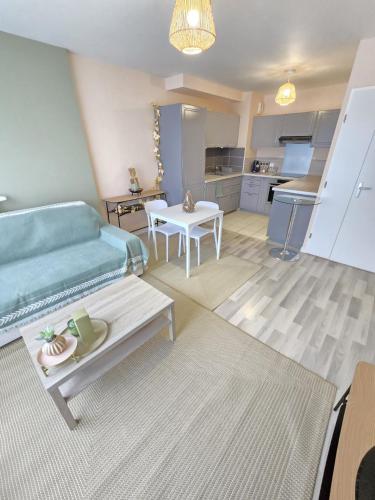 un salon avec un lit et une cuisine dans l'établissement Proche Paris et Disneyland, à Champigny-sur-Marne