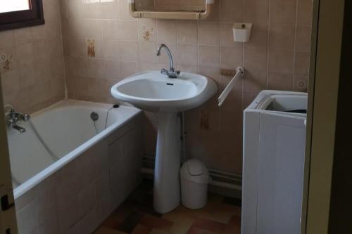 a bathroom with a sink and a bath tub at Appartement en bord de mer Marine de Sant-Ambrogio in Lumio