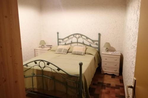 a bedroom with a bed and a dresser and two lamps at Appartement en bord de mer Marine de Sant-Ambrogio in Lumio