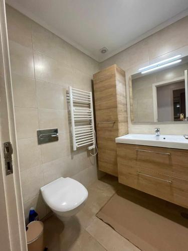 Bilik mandi di Grande apartamento a 14 km de Lisboa
