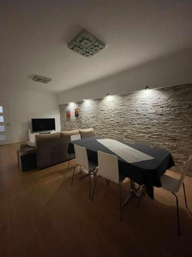 Televisyen dan/atau pusat hiburan di Grande apartamento a 14 km de Lisboa