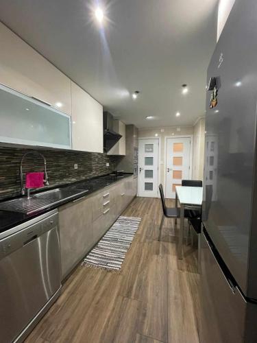Dapur atau dapur kecil di Grande apartamento a 14 km de Lisboa